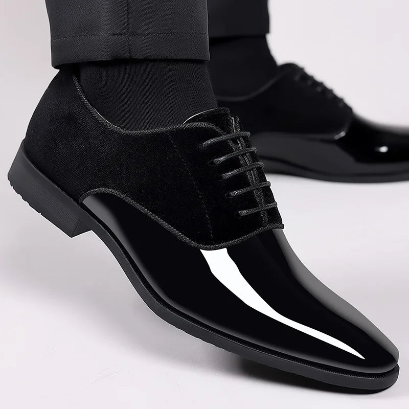 Men's Oxford Shoes with Contrast Finish and Lace-Up Closure